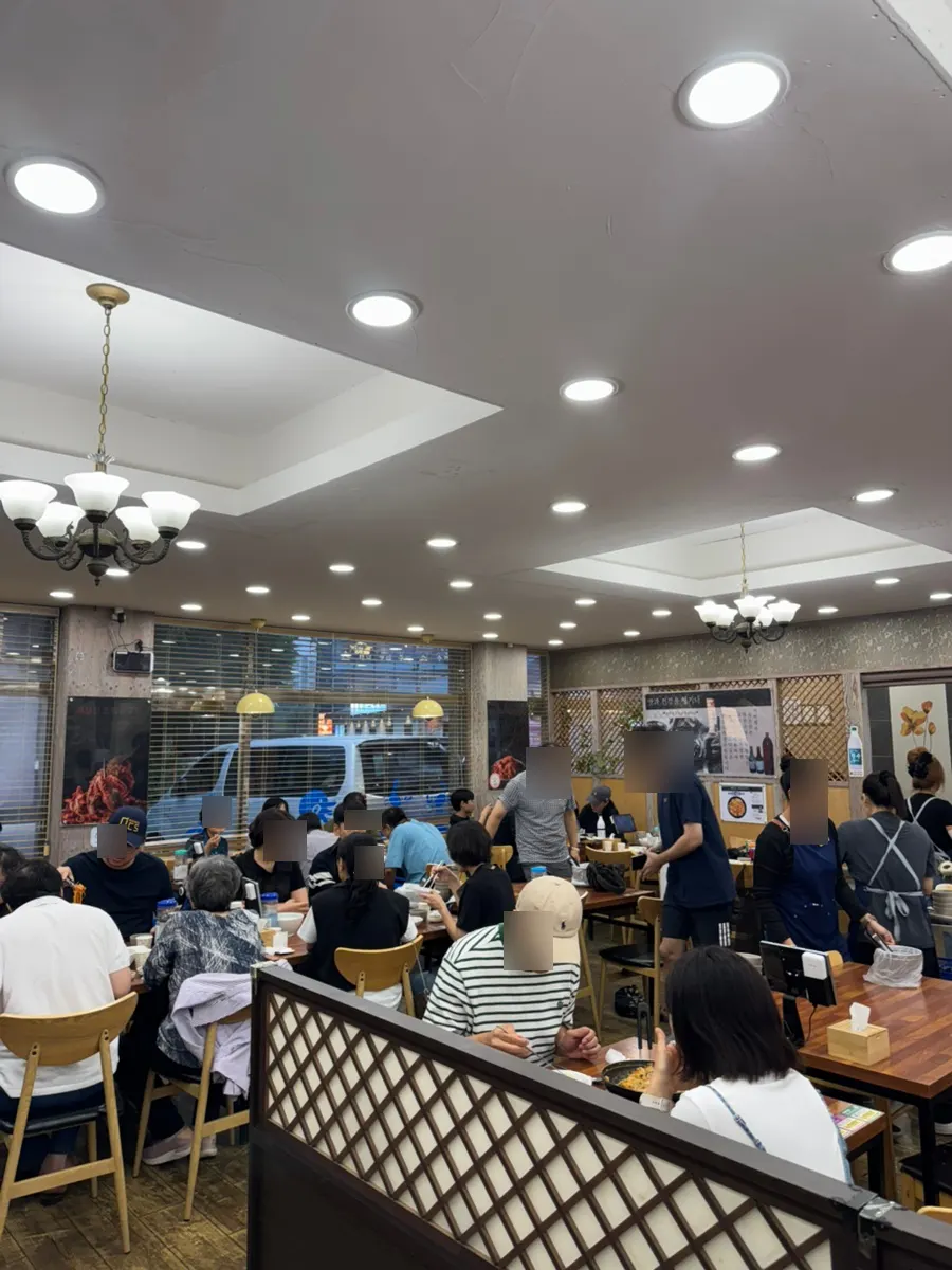 벽면에 걸린 유명인 친필 사인