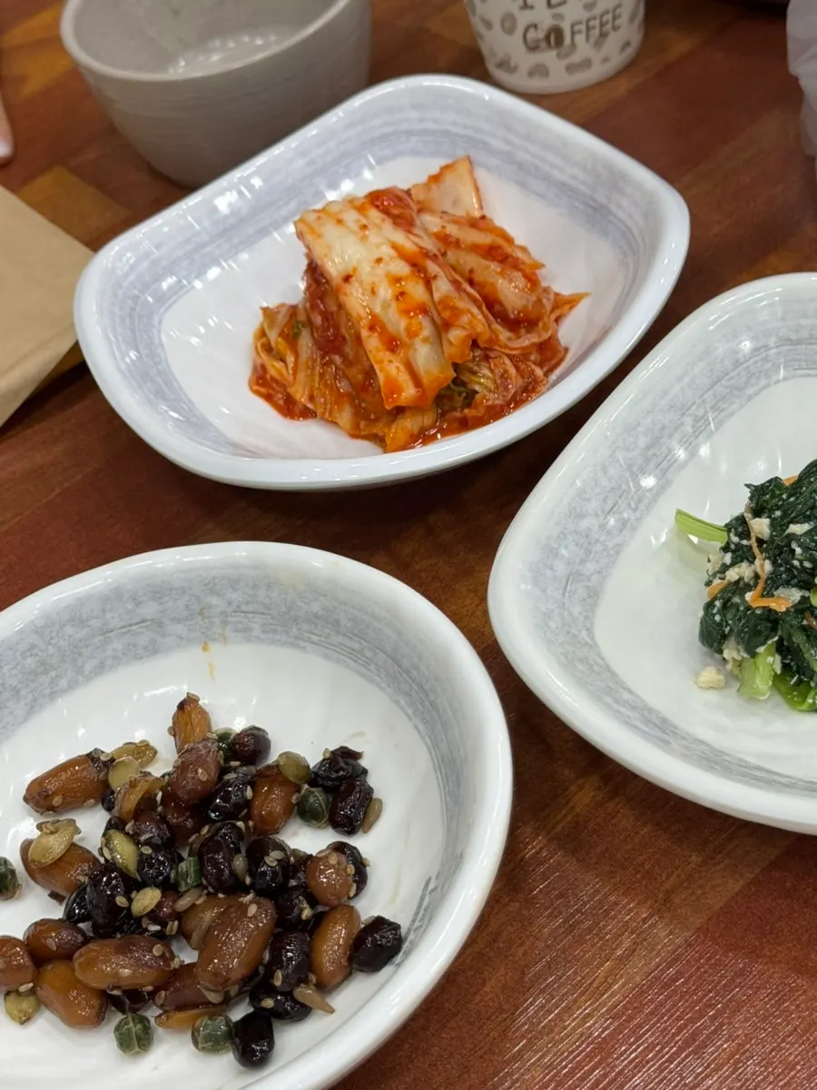 겉절이 김치와 콩자반 밑반찬 접시