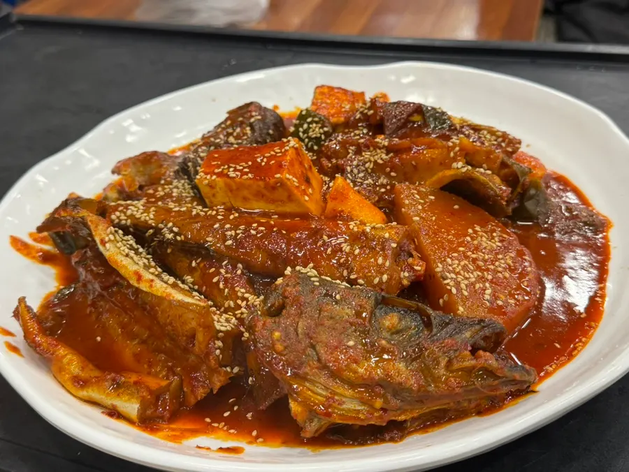 접시에 가득 담긴 시래기 코다리조림 소 사이즈