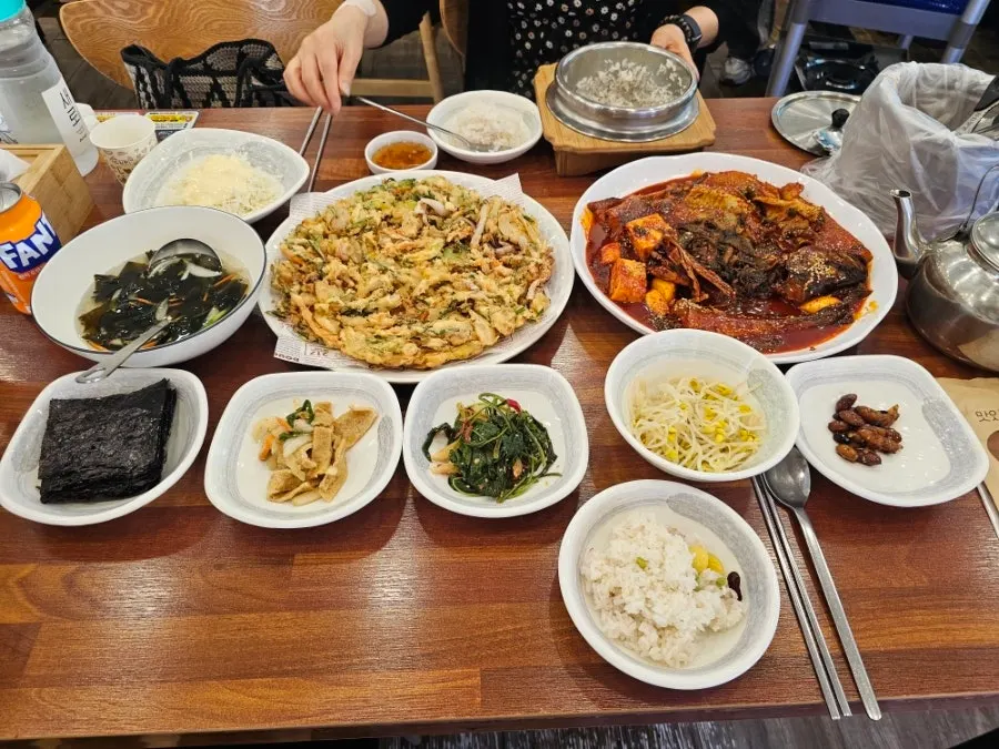 Full spread of siraegi kodari-jjim, seafood pancake, and suhyangmi pot rice