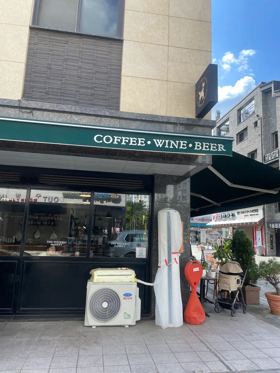 Entrance to The Pizzeria Market Hanam Misa with parking available in front