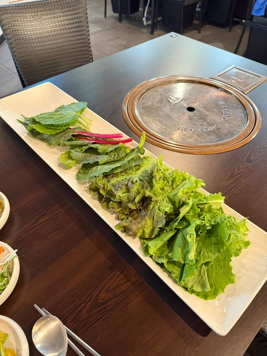 상추와 깻잎, 치커리가 담긴 쌈채소 접시