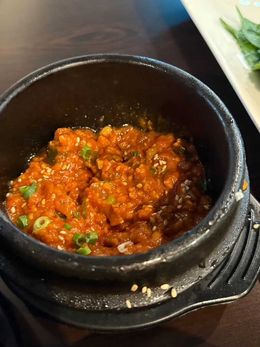 나물과 김치류가 담긴 밑반찬 구성