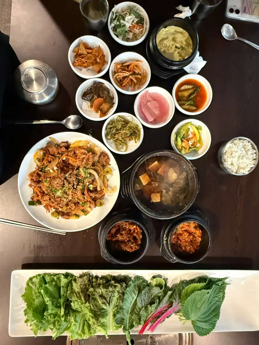 한 번에 세팅되어 나온 정식 반찬 상차림