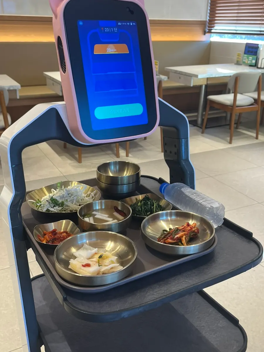 반찬을 실어 나르는 서빙 로봇