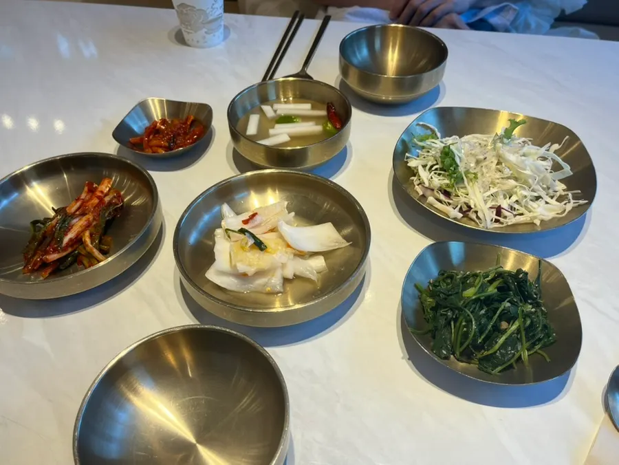 백김치 파김치 물김치 등 김치 반찬 세팅