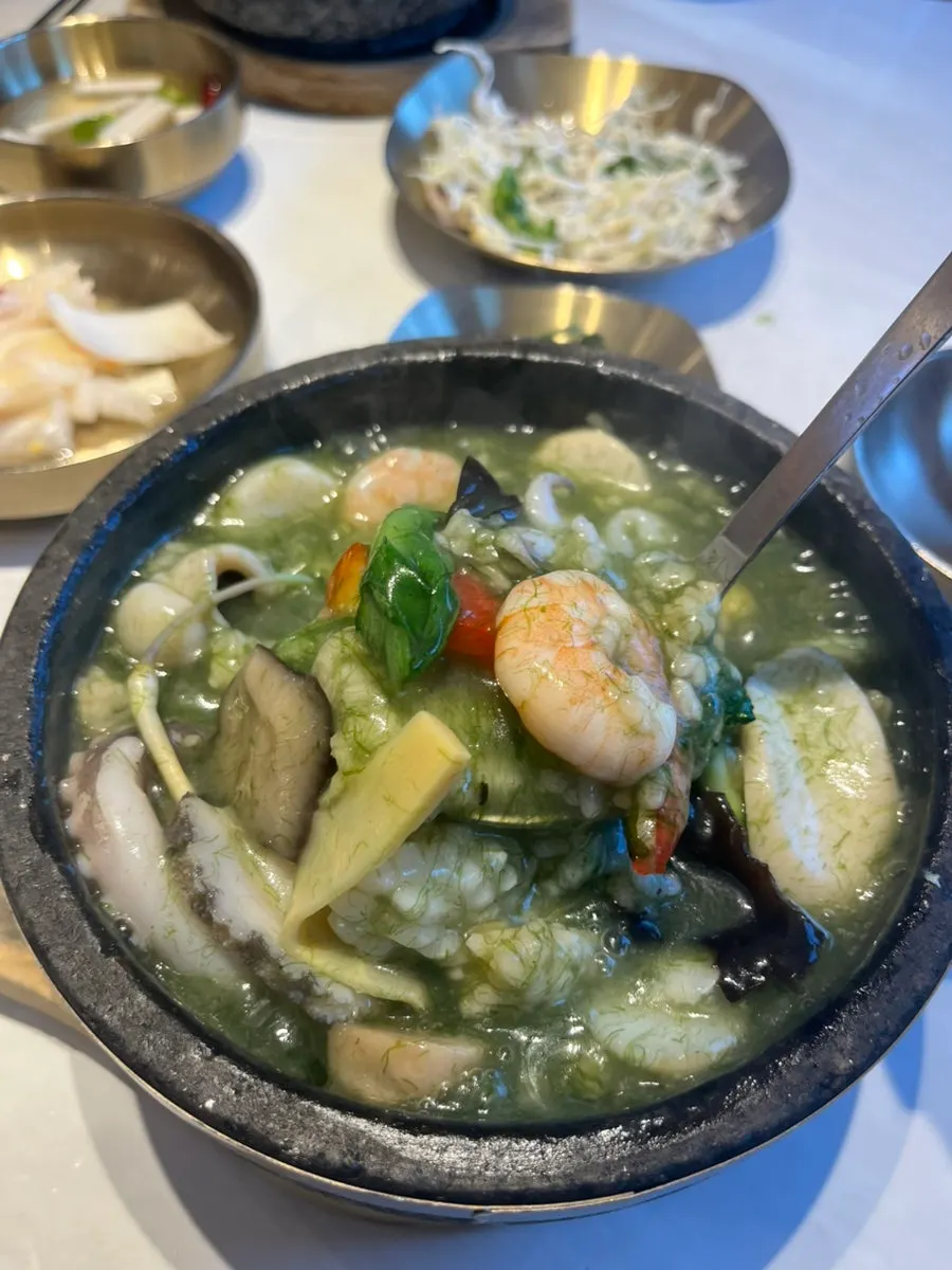 전복이 올라간 해물전복누룽지탕 한 그릇