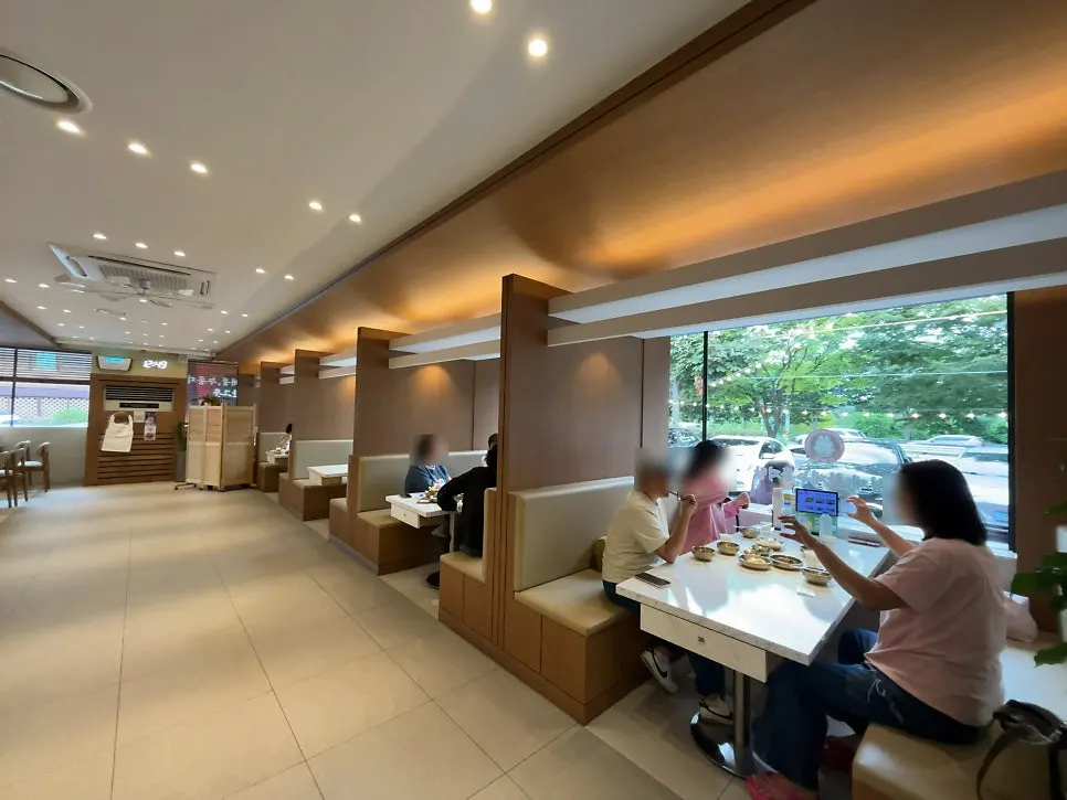 Spacious and pleasant Chinese restaurant interior