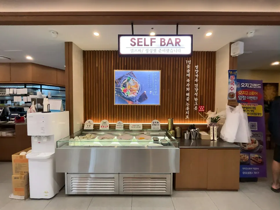 Restaurant seating with families dining