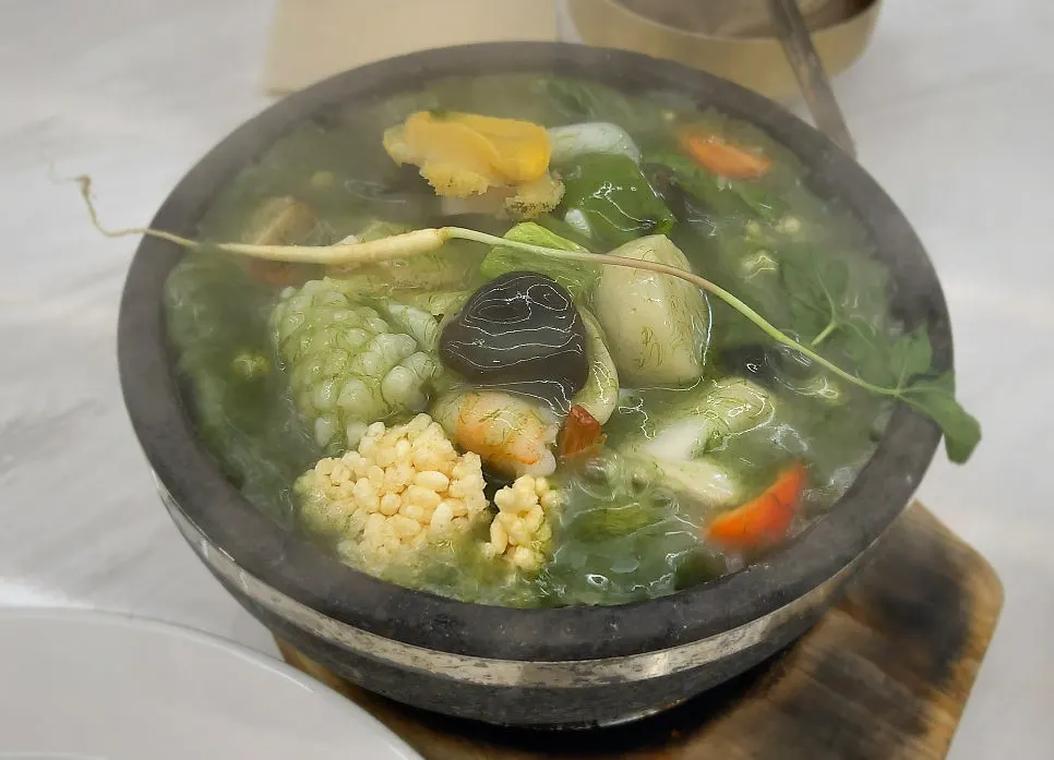 Stone-pot maesaengi abalone nurungjitang