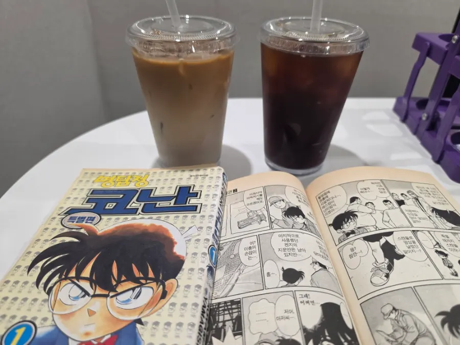 만화책과 음료가 놓인 룸 테이블