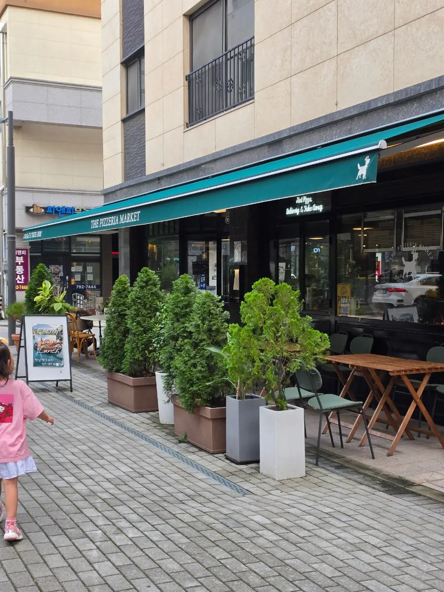 Scenery around The Pizzeria Market after a walk along Mangwolcheon