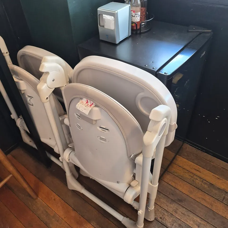 가족외식으로 차려진 피자와 사이드 테이블