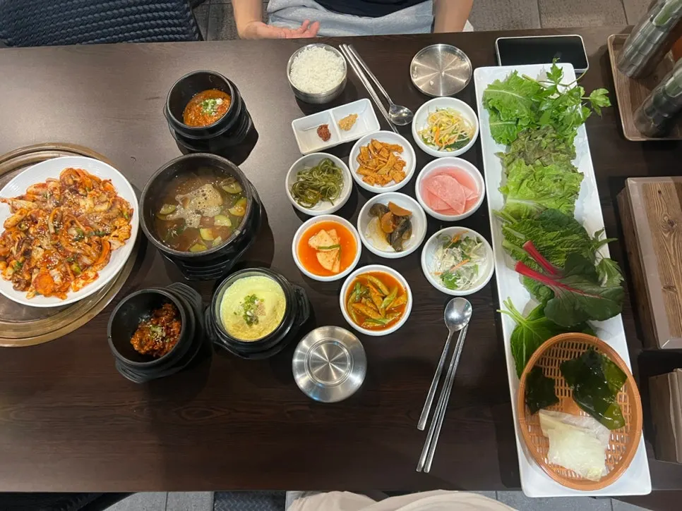 돌쇠쌈밥의 푸짐한 쌈밥 한 상