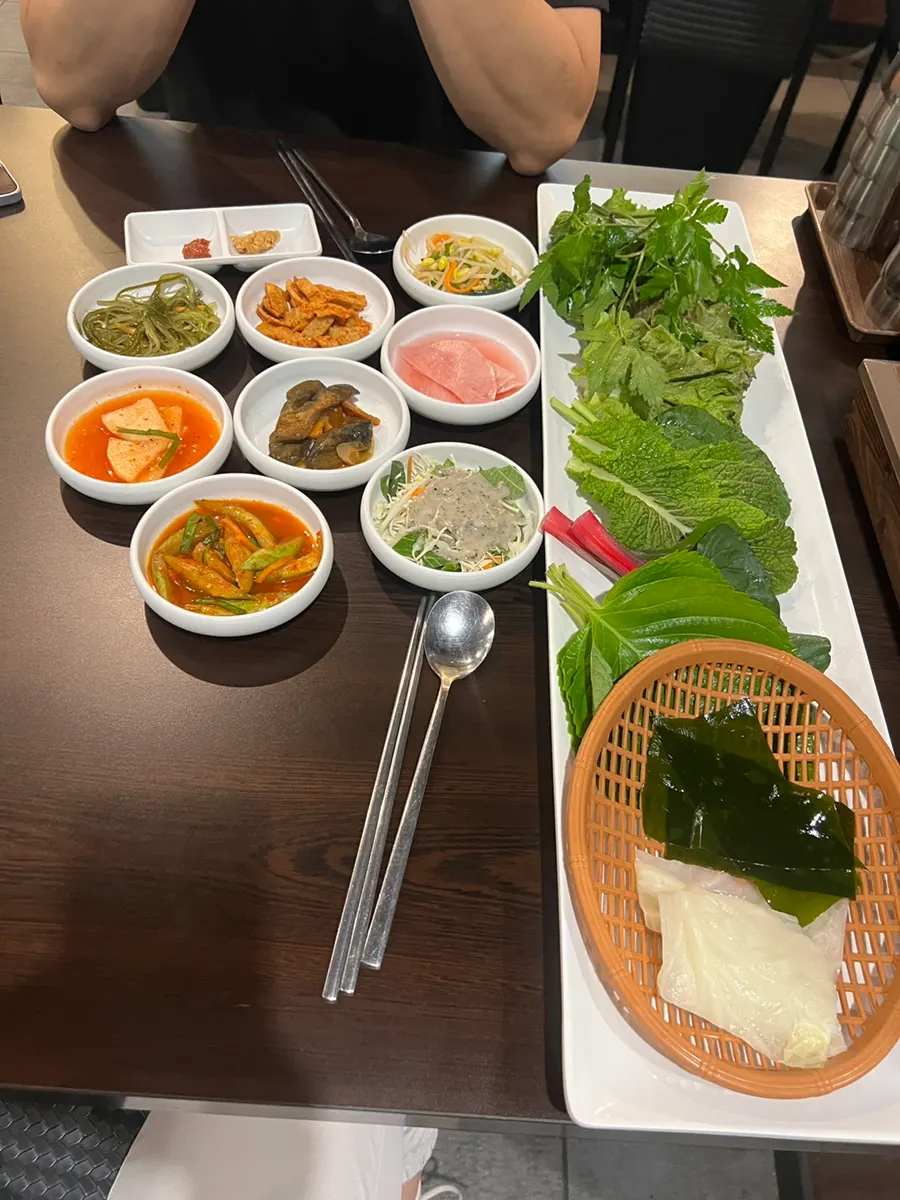 테이블을 채운 쌈밥 반찬 구성