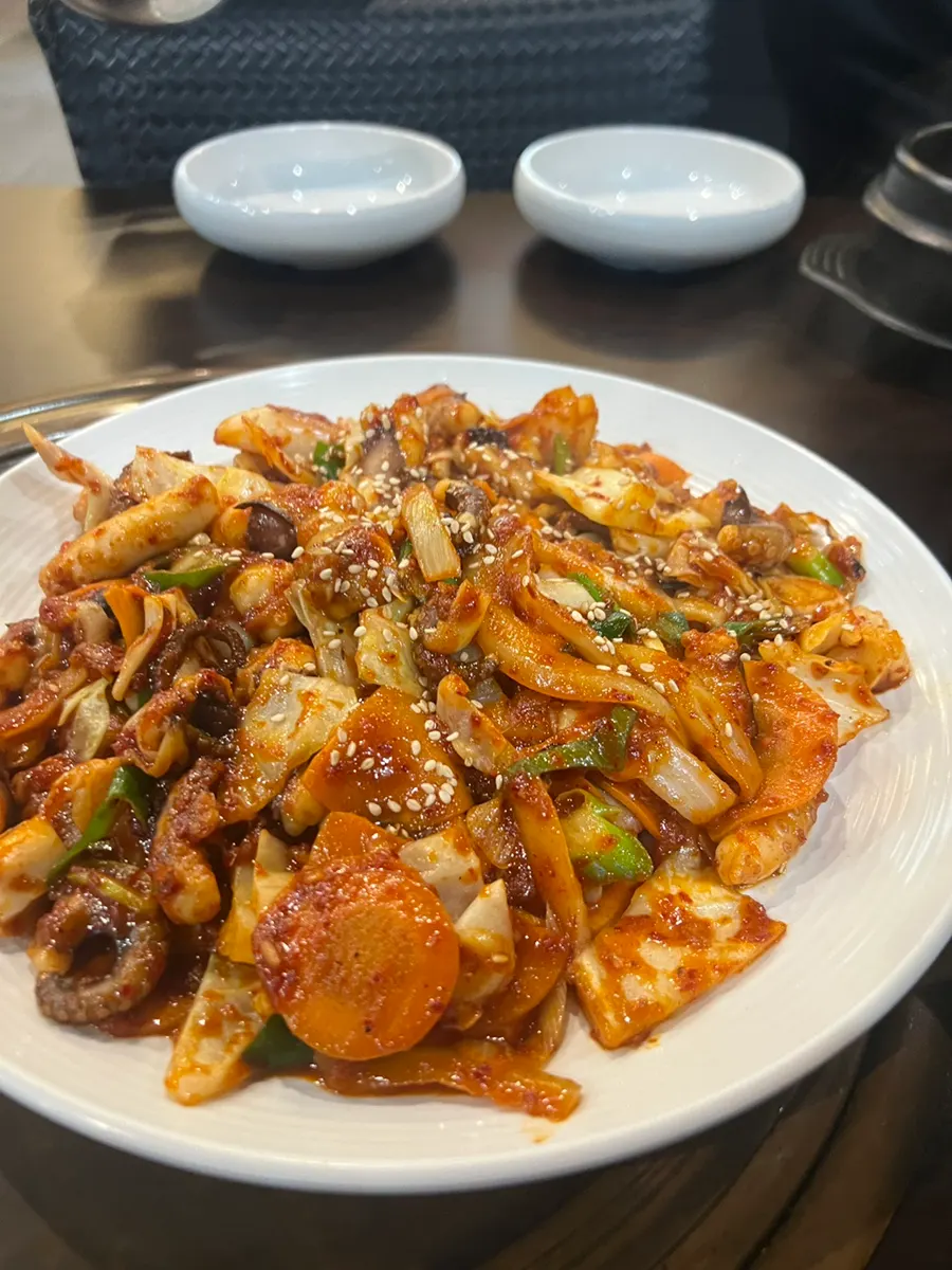 야채가 푸짐하게 든 낙지볶음