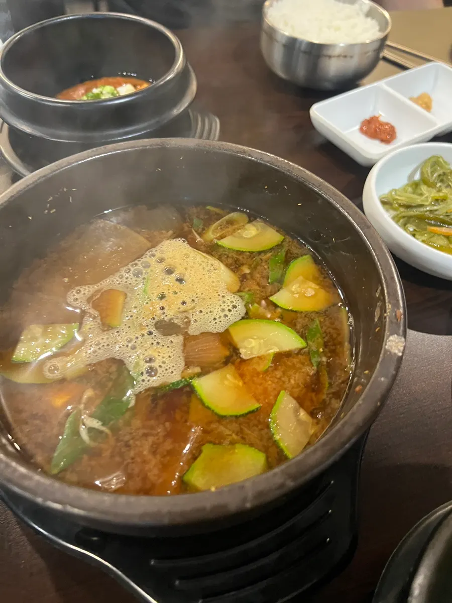 쌈채소에 밥과 낙지볶음을 올린 쌈