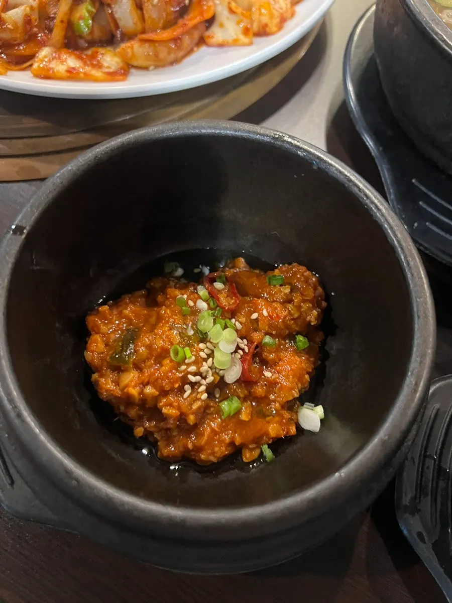 낙지볶음 쌈밥과 된장찌개 구성