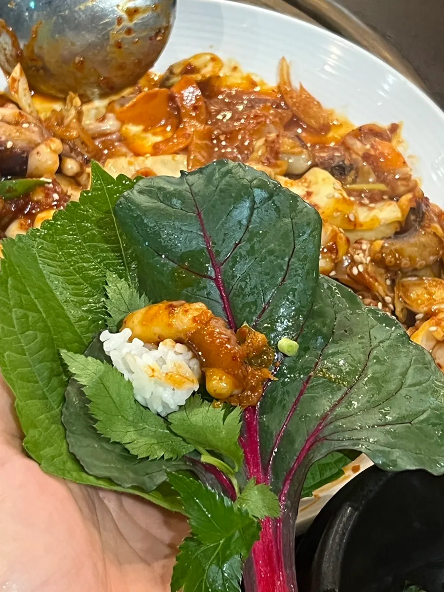 신선한 채소와 반찬의 낙지볶음 쌈밥