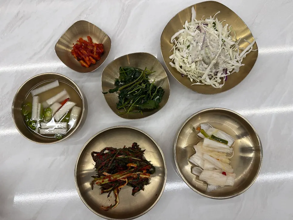 기본으로 차려진 밑반찬 여섯 가지