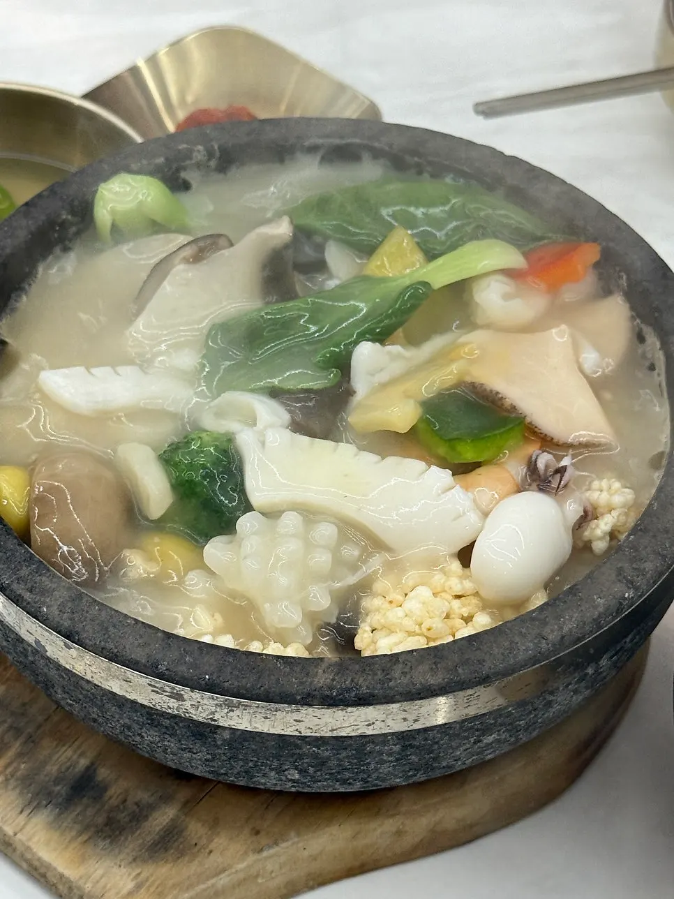 뚝배기에 누룽지를 넣어 끓는 해물누룽지탕