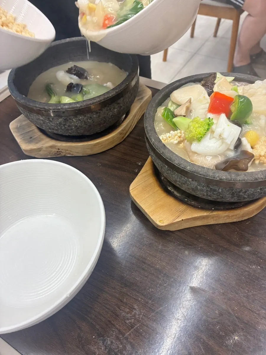 石鍋に海鮮出汁を注ぐ場面