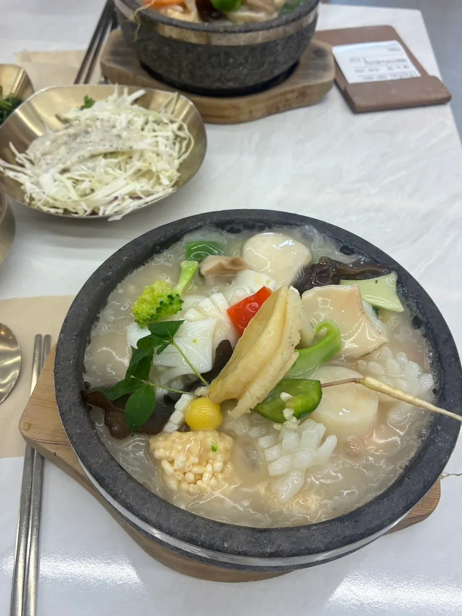 煮立つ石鍋の海鮮おこげスープ