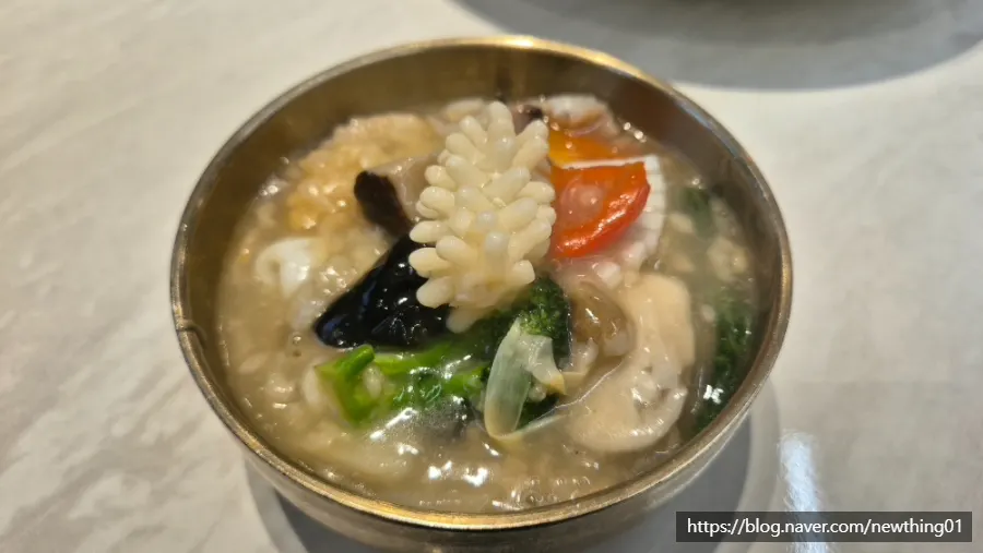 Nurungjitang with seafood and vegetables