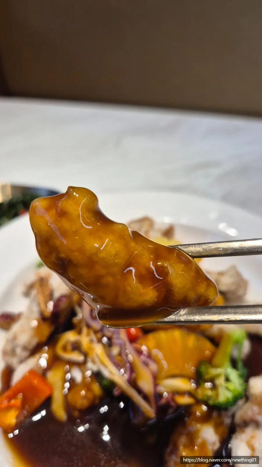 Thick pieces of fresh tenderloin glutinous sweet-and-sour pork