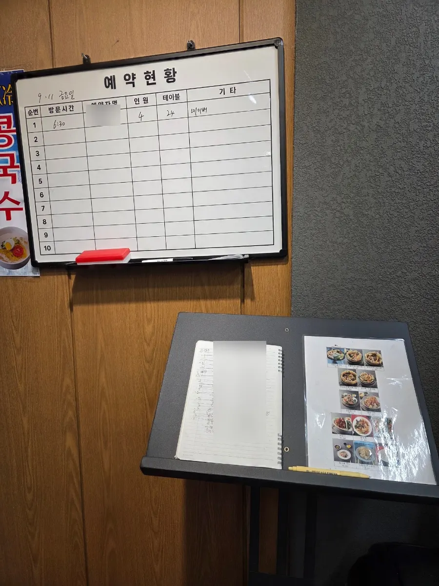 간격이 여유로운 테이블 배치
