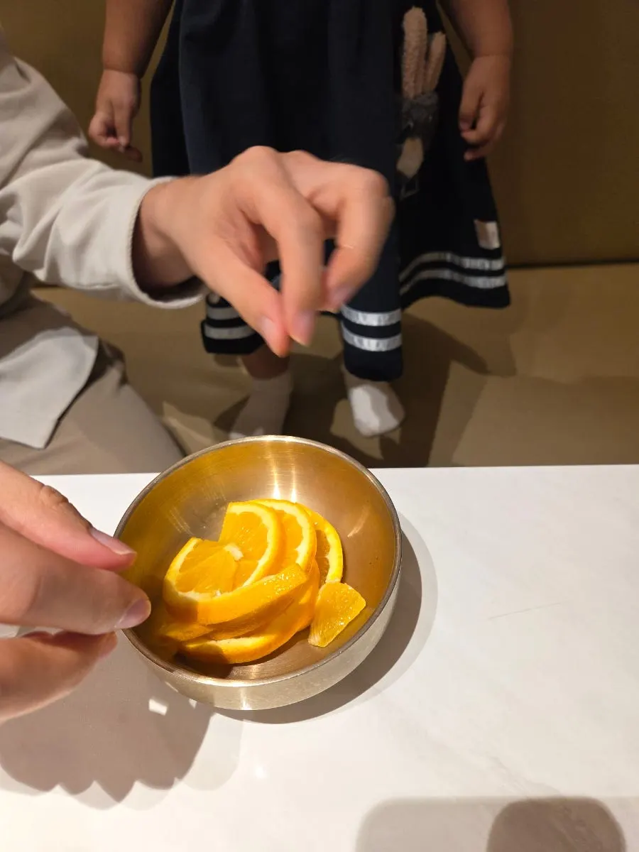 샐러드바에서 가져온 후식 오렌지