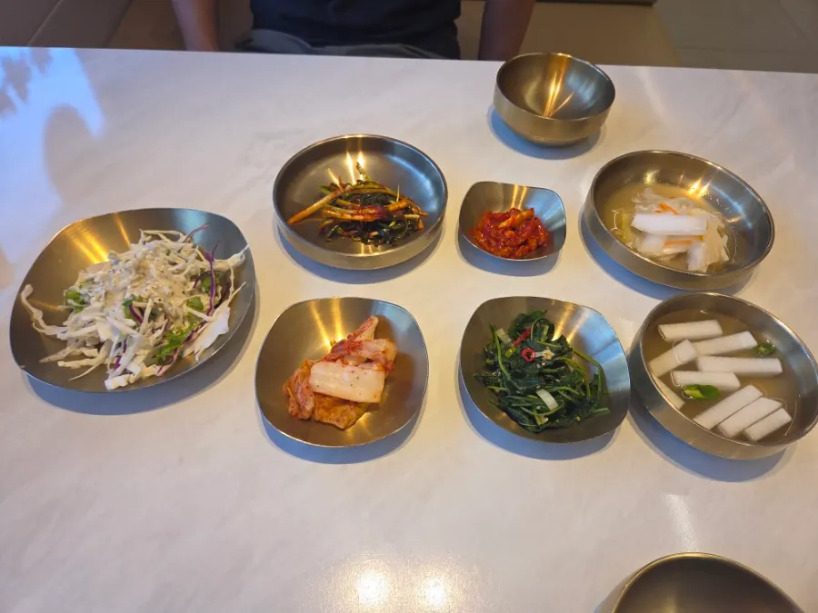 파김치와 백김치 등 기본반찬 상차림
