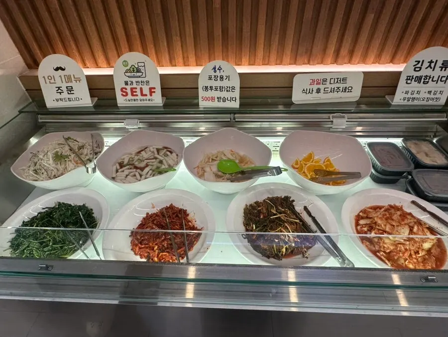 넓은 매장 내부 전경