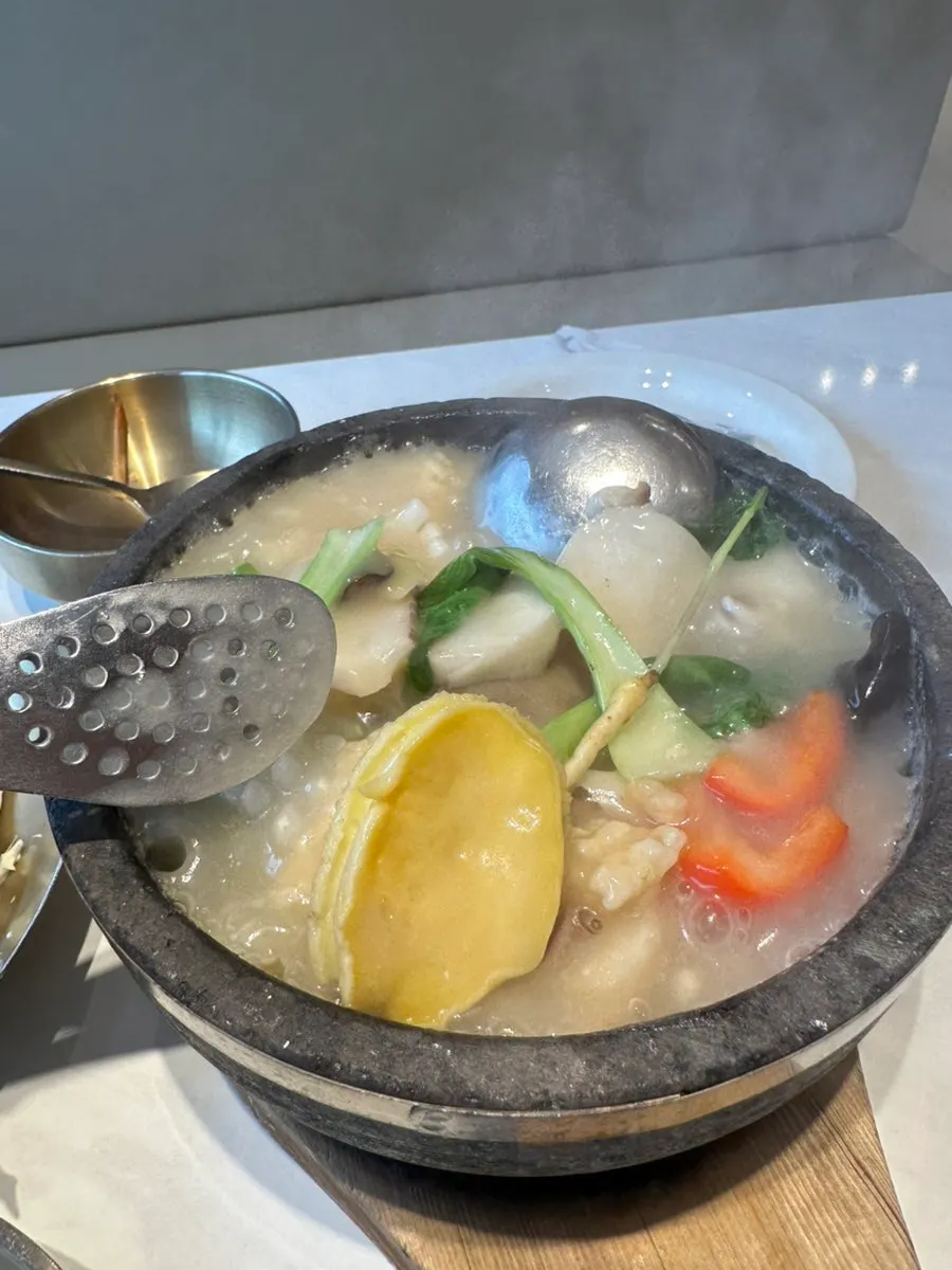 누룽지 위에 소스를 붓는 순간