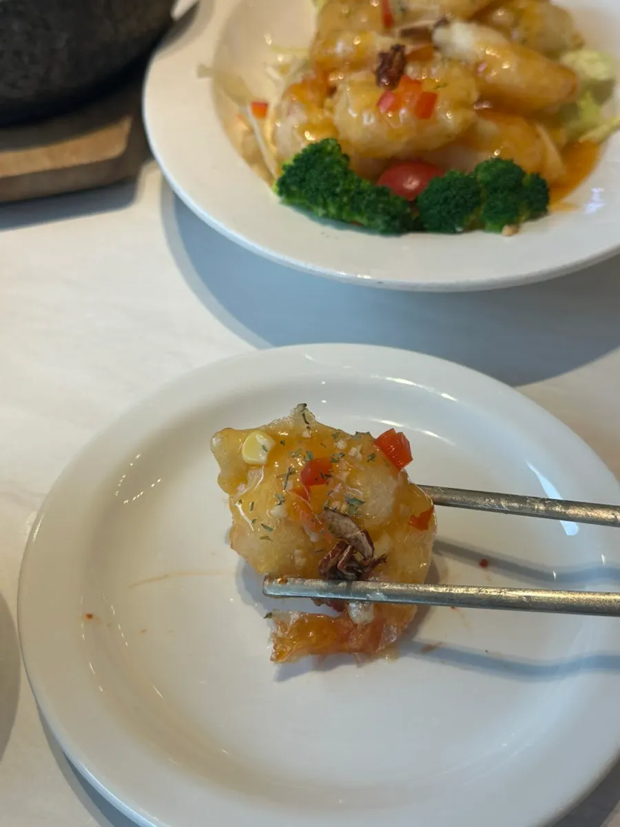 오동통한 새우가 보이는 칠리새우