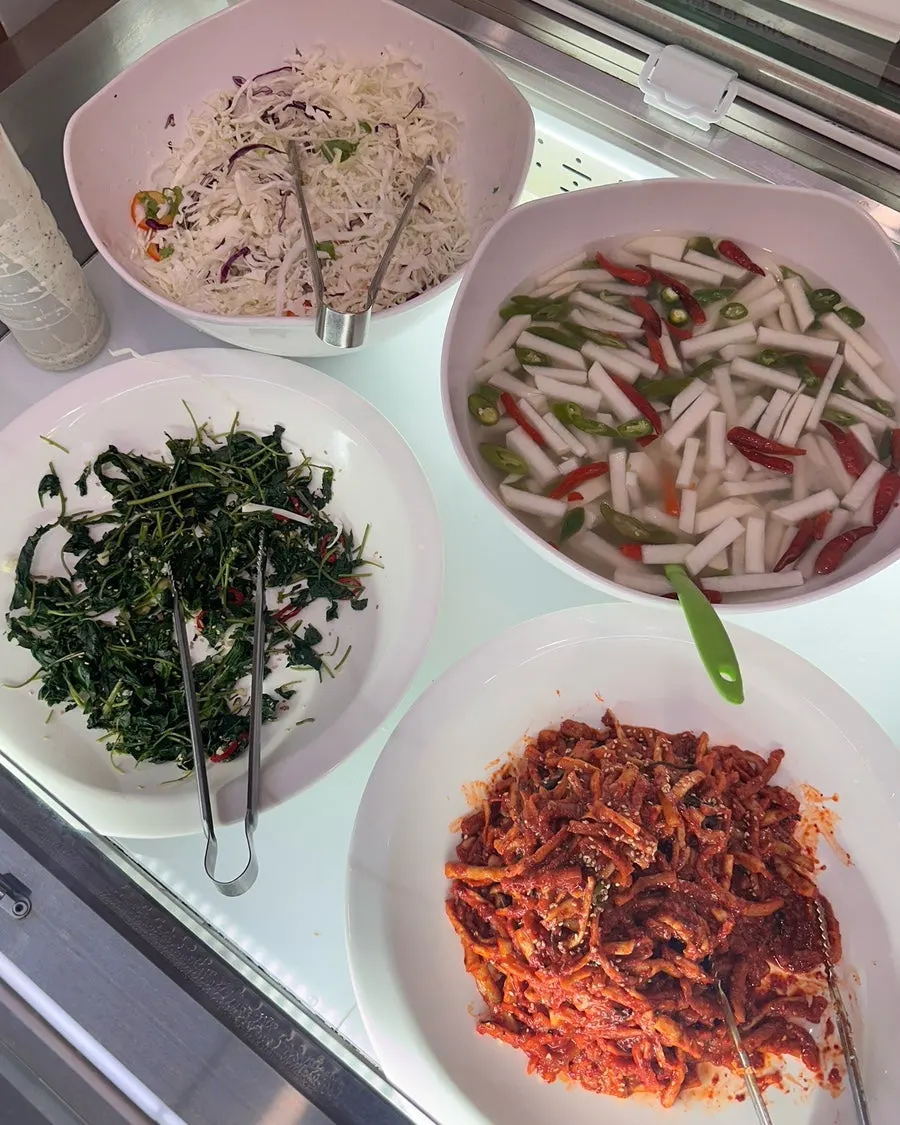 테이블에 차려진 밑반찬과 파김치