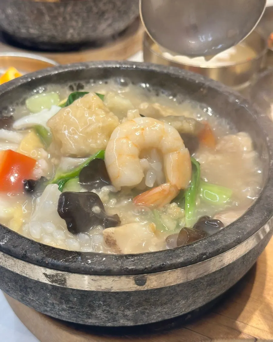 해산물과 야채가 가득한 누룽지탕 국물