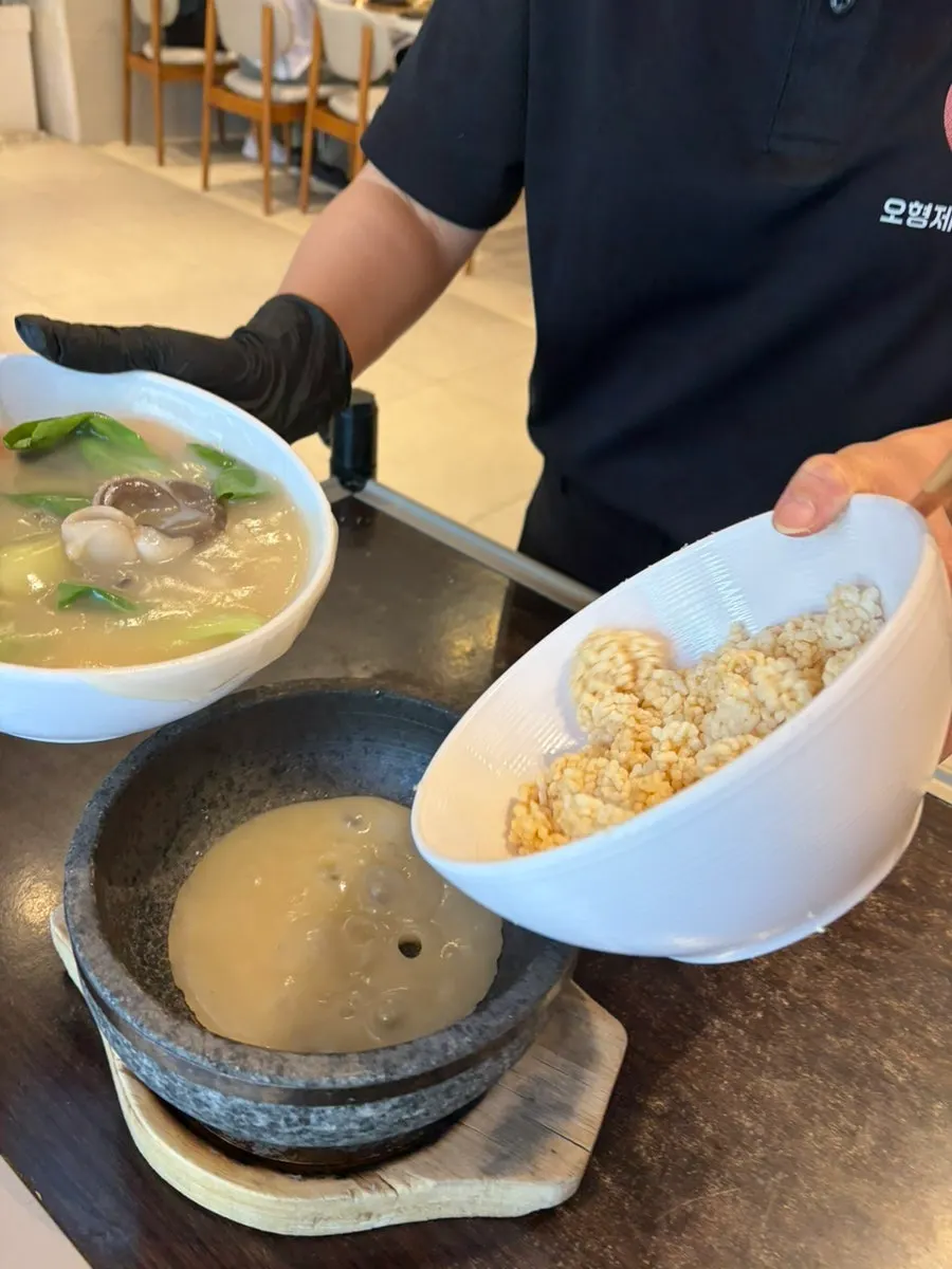 Scorched-rice soup stone pot served at the table
