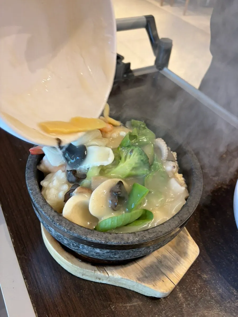 Bubbling seafood scorched-rice soup pot