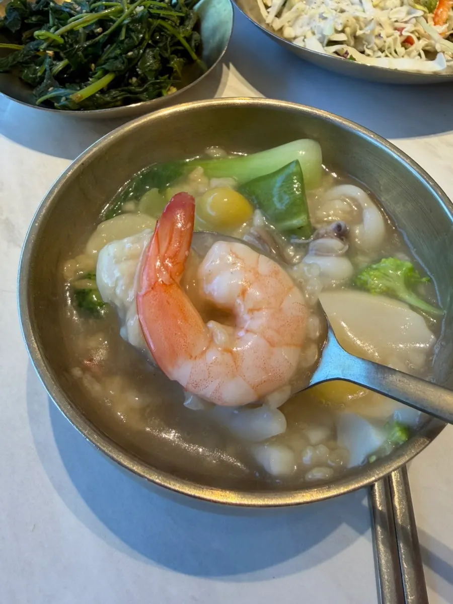 Steaming seafood scorched-rice soup pot