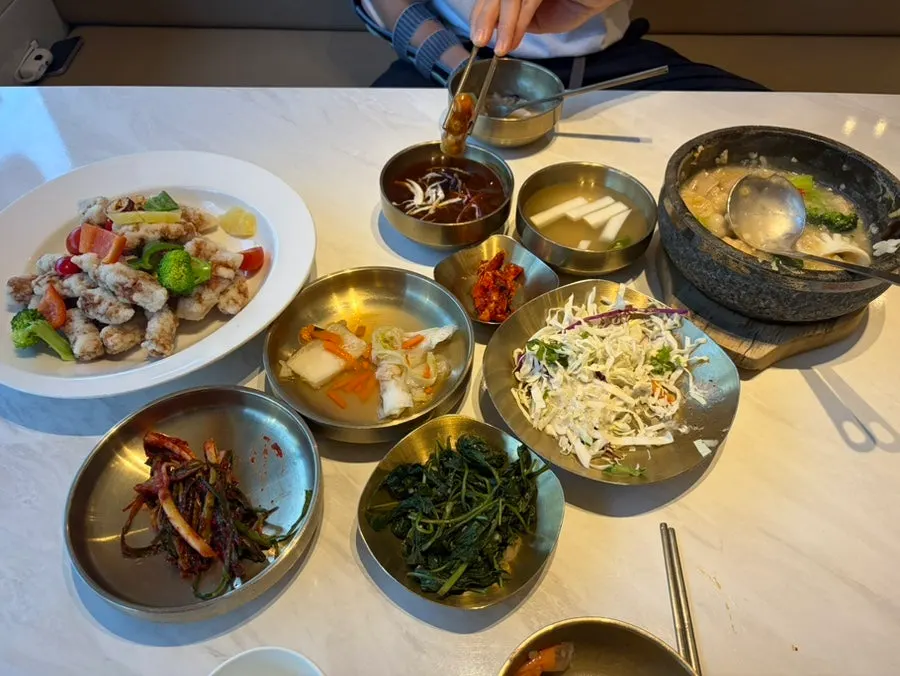 A full table spread of scorched-rice soup and tangsuyuk