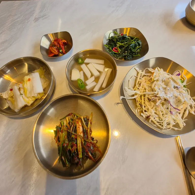 Table set with the ordered rice-crust soup and tangsuyuk