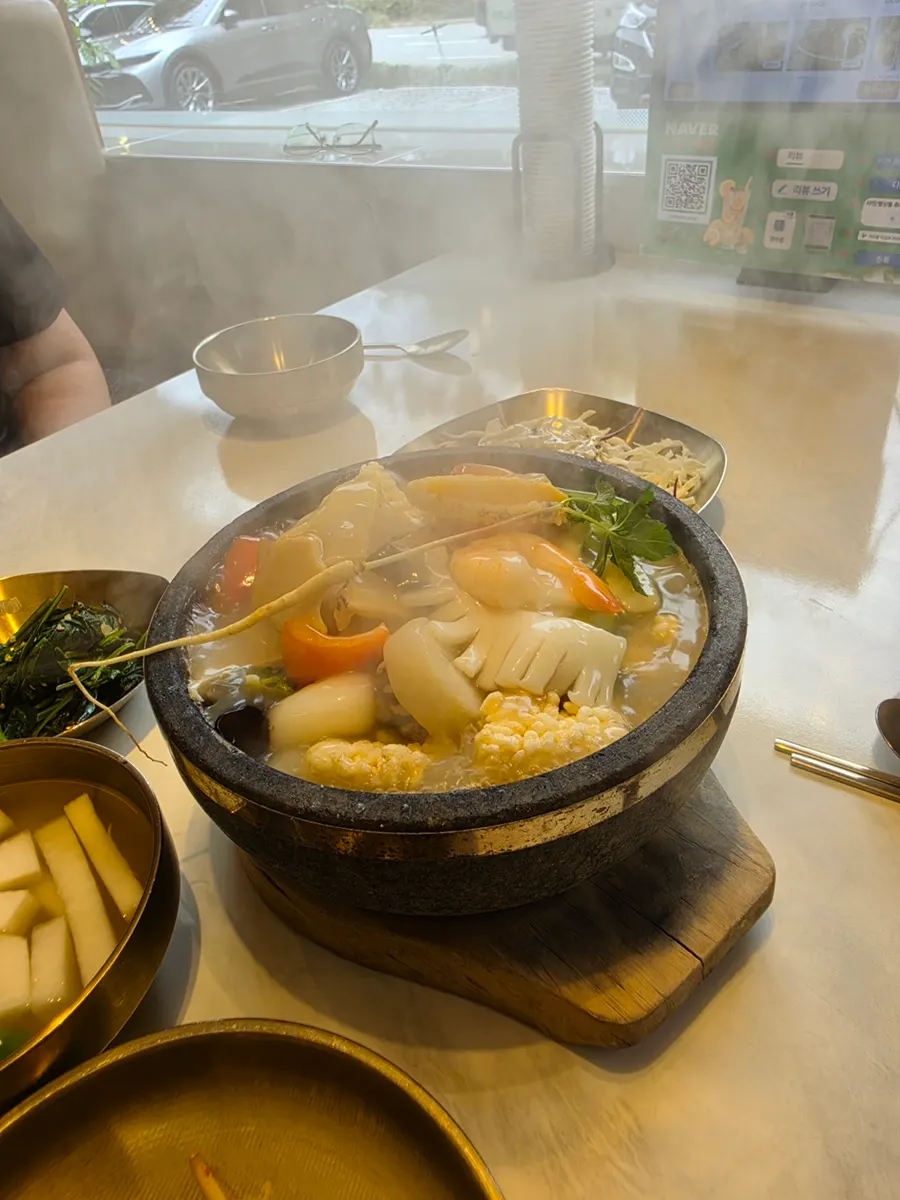 Seafood abalone rice-crust soup bubbling in the stone pot