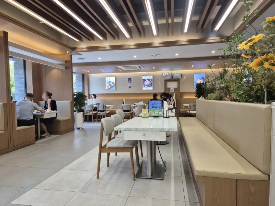 Hall seating with large tables for group diners