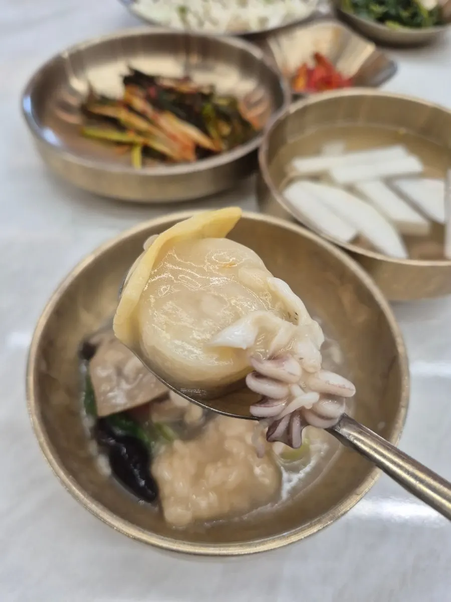 A bowl of scorched rice and seafood together