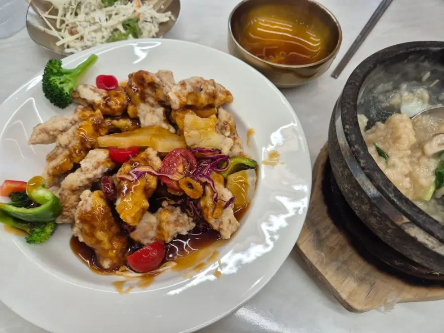 Nurungjitang and tangsuyuk placed together on the table