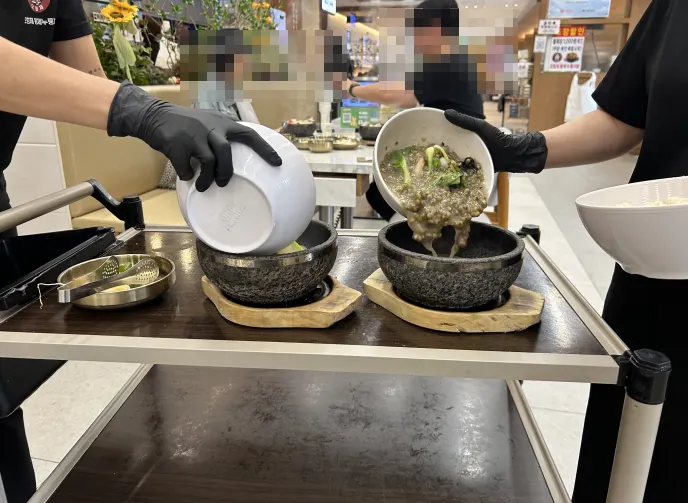 뜨거운 뚝배기에 담겨 나온 누룽지