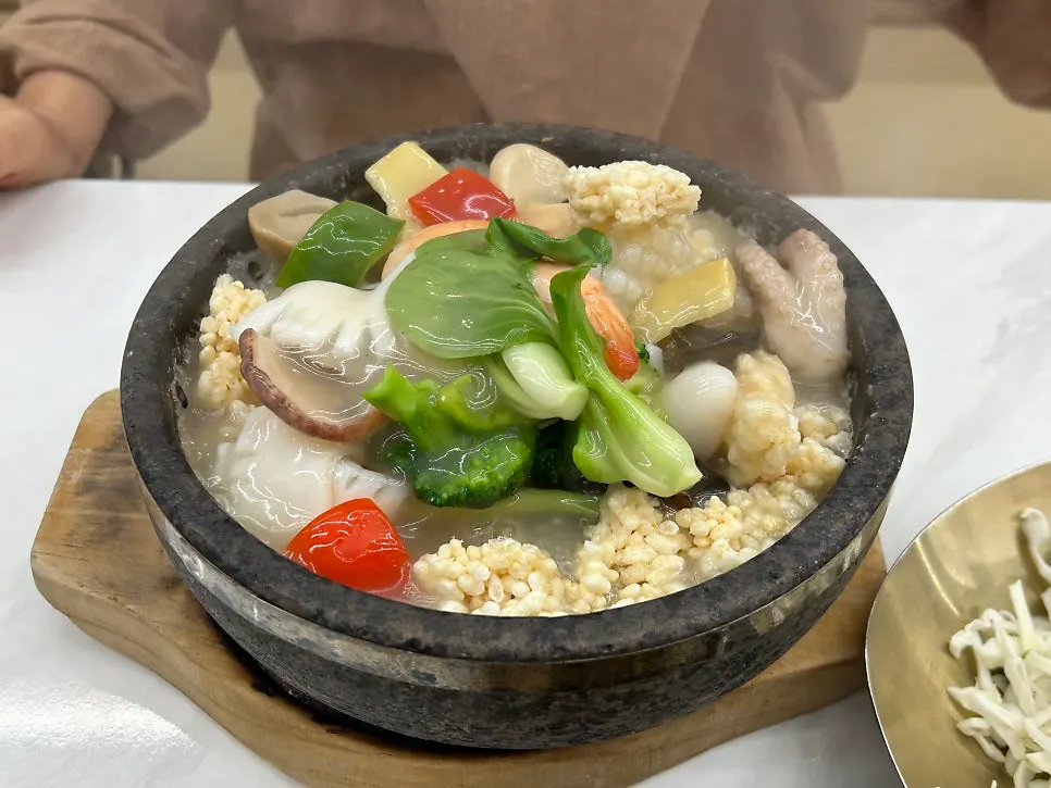 오징어와 새우, 청경채가 들어간 해물누룽지탕