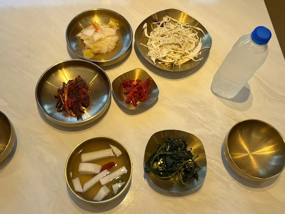 8가지 반찬이 놓인 셀프바