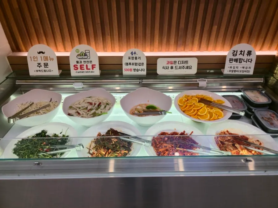 깔끔하게 관리된 대형 식당 공간